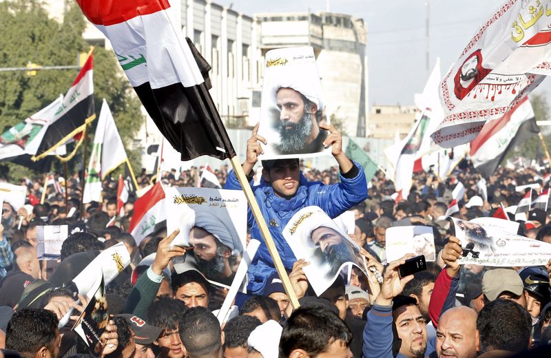 © Reuters. Supporters of Shi'ite cleric Moqtada al-Sadr protest against the execution of Shi'ite Muslim cleric Nimr al-Nimr in Saudi Arabia, during a demonstration in Baghdad