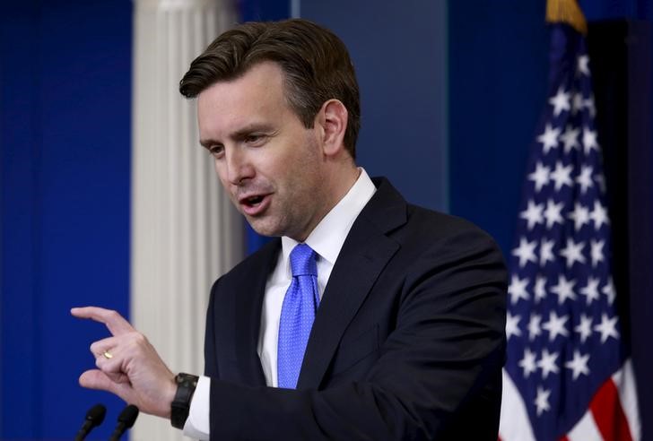 © Reuters. Porta-voz da Casa Branca, Josh Earnest, durante entrevista coletiva