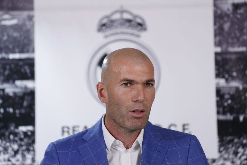 © Reuters. Zidane sustituye a Benítez en el banquillo del Real Madrid