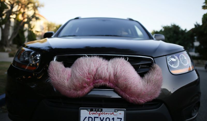 © Reuters. File photo of a driver with the ride-sharing service Lyft waiting for a customer on a street in Santa Monica