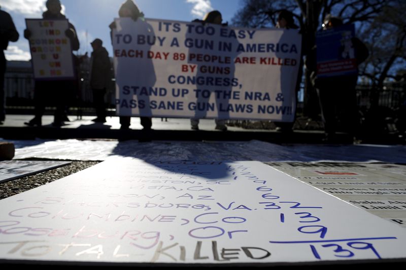 © Reuters. Gun control activists rally in front of the White House in Washington 