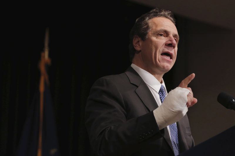 © Reuters. New York Governor Cuomo speaks at a union rally for higher minimum wages in New York 