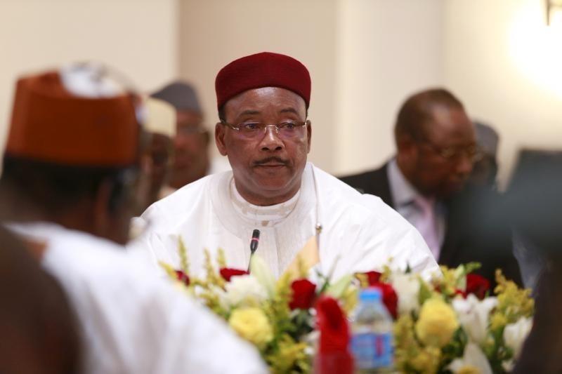 © Reuters. Niger's President Issoufou attends Summit of Heads of State and Governments of Lake Chad Basin Commission in Abuja