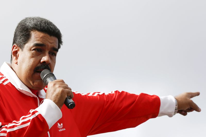 © Reuters. Venezuela's President Nicolas Maduro talks to supporters during a meeting outside Miraflores Palace in Caracas