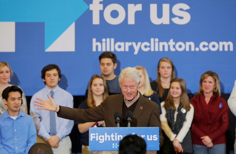 © Reuters. Former U.S. President Clinton addresses a campaign rally for Democratic presidential candidate Hillary Clinton in Nashua