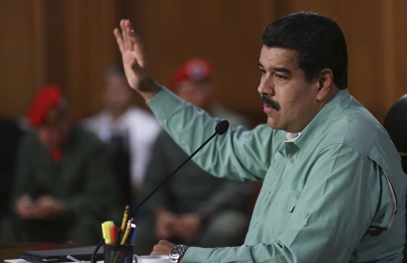 © Reuters. Venezolano Maduro pide apoyo al parlamento para decretar la emergencia económica