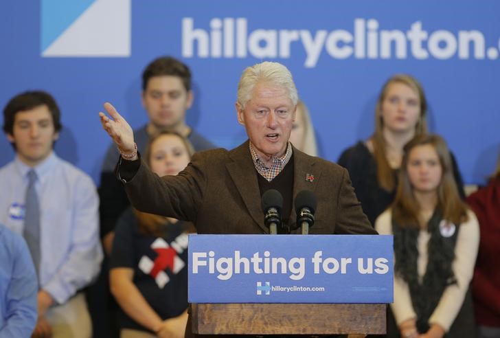 © Reuters. بيل كلينتون يشارك في حملة انتخاب زوجته كأول رئيسة أمريكية