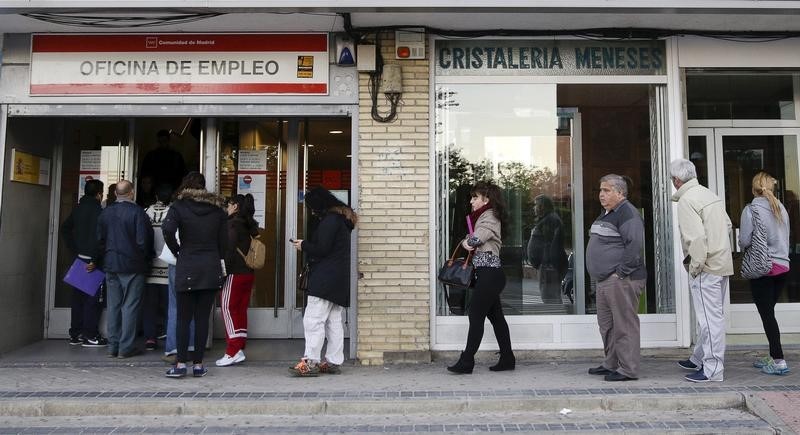 © Reuters. El desempleo baja en diciembre en 55.790 personas 