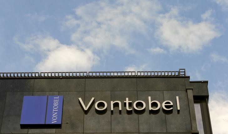 © Reuters. The logo of Swiss bank Vontobel is seen at an office building in Zurich