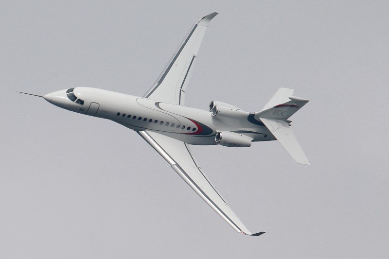 © Reuters. A Dassault Falcon 8X jet participates in a flying display during the 51st Paris Air Show at Le Bourget airport near Paris