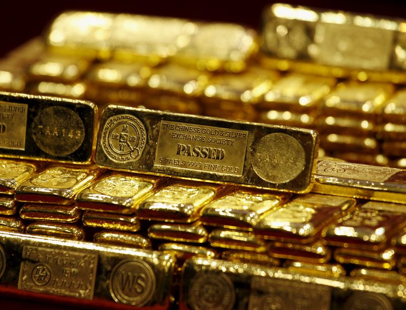 © Reuters. File photo of new five-tael 24K gold bars introduced at the Chinese Gold and Silver Exchange Society in Hong Kong