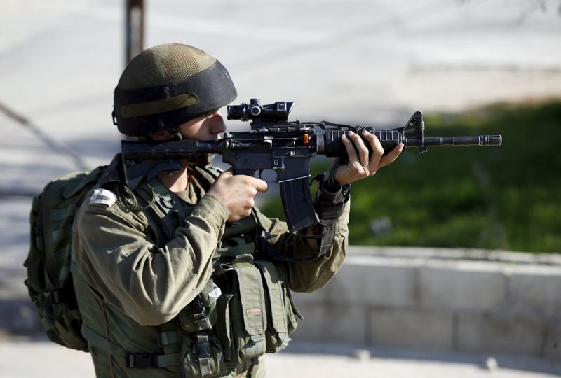 © Reuters. الجيش: قوات الامن تقتل بالرصاص فلسطينيا طعن جنديا اسرائيليا
