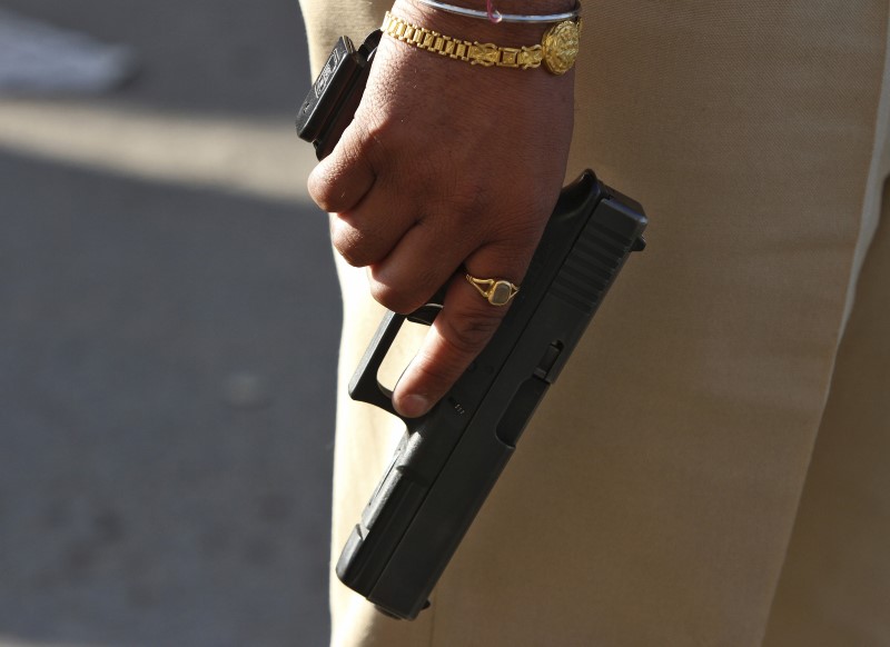 © Reuters. شرطي هندي يقول إن مسلحين خطفوه قبل هجومهم على قاعدة جوية