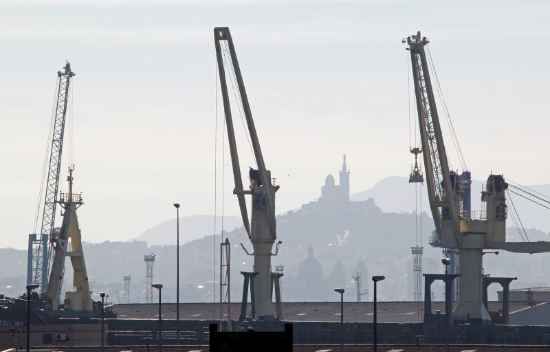 © Reuters. L'OUVERTURE D'UNE NOUVELLE LIGNE DE FRET VERS LA CORSE CRÉE DES TENSIONS À MARSEILLE