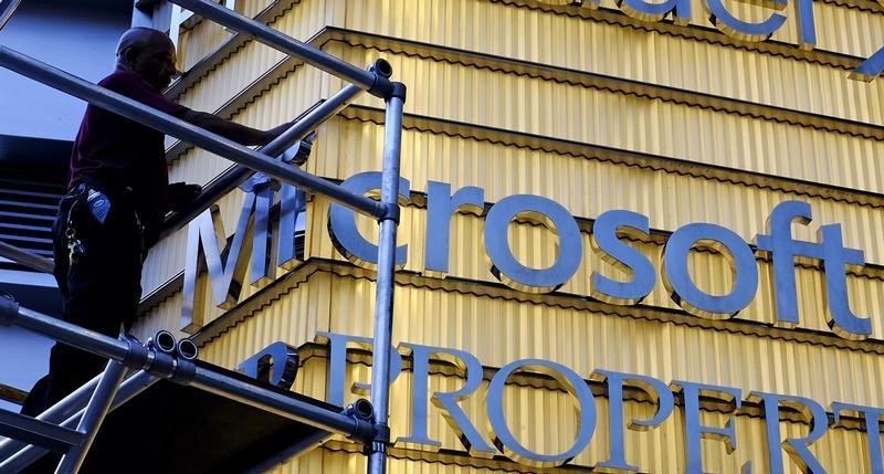 © Reuters. A worker cleans the letters of a Microsoft sign in New York City