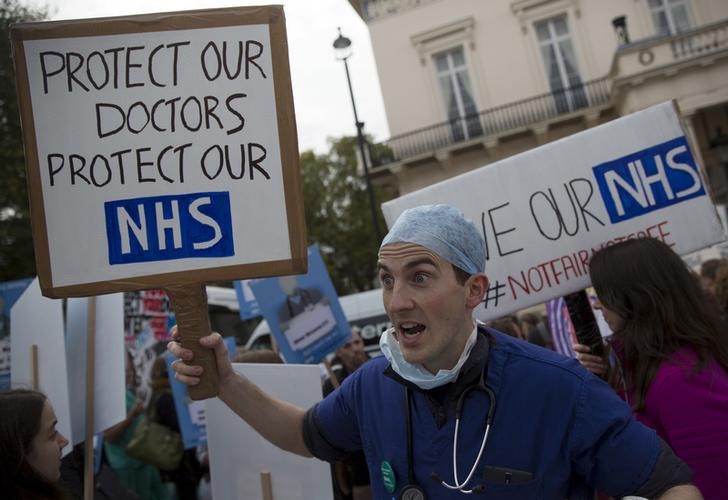 © Reuters. بريطانيا تتأهب لأول إضراب جماعي للأطباء منذ 40 عاما