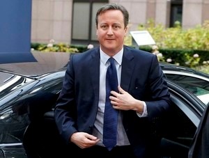 © Reuters. Britain's Prime Minister David Cameron arrives at a European Union leaders summit in Brussels