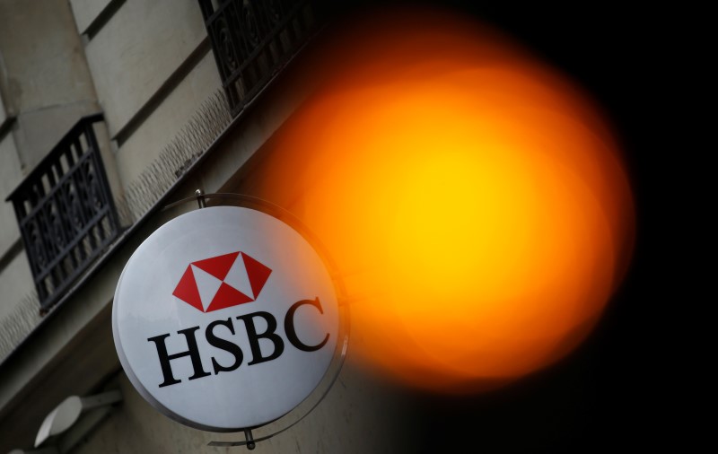 © Reuters. A traffic light shines orange near the HSBC bank logo in Paris