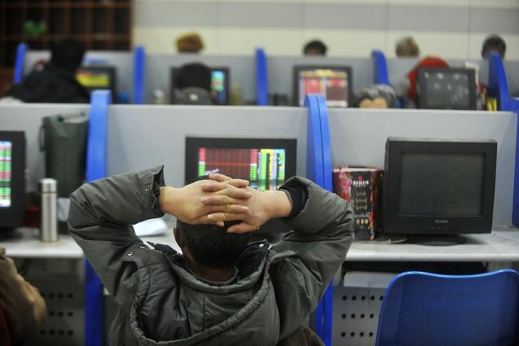 © Reuters. Investidor olha para tela de computador que exibe cotações de ações em corretora de Yangzhou, na China