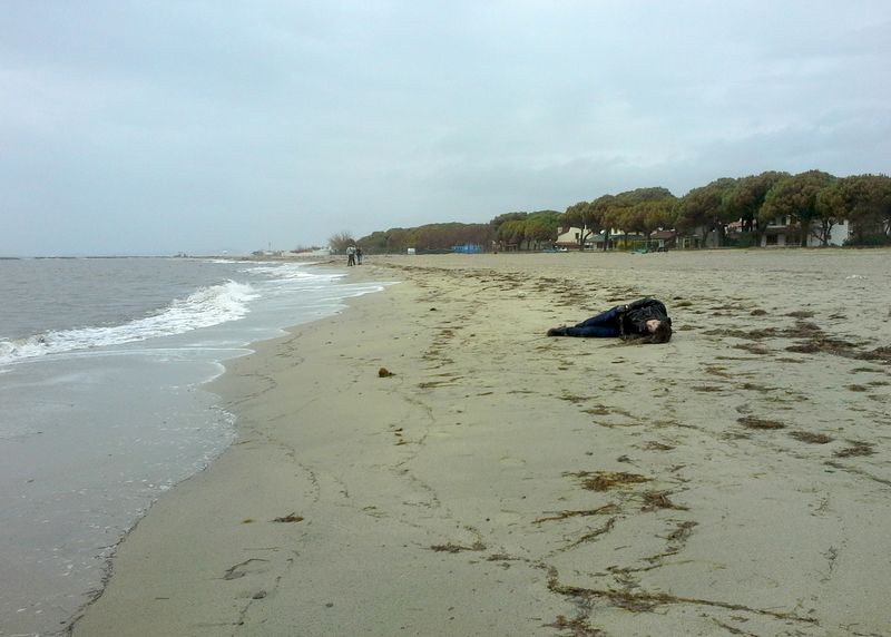 © Reuters. Corpo de imigrante em praia turca na cidade de Ayvalik