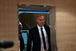 © Reuters. El Madrid se inspira en el Barcelona con el fichaje de Zidane