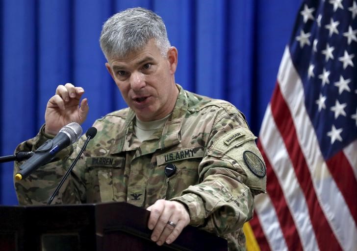 © Reuters. Porta-voz da coalizão e coronel do Exército dos EUA, Steve Warren, durante entrevista coletiva em Bagdá