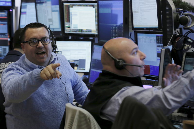 © Reuters. Traders work on the floor of the New York Stock Exchange 