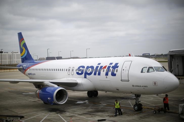 © Reuters. A Spirit Airlines airplane sits at a gate at the O'Hare Airport in Chicago, Illinois