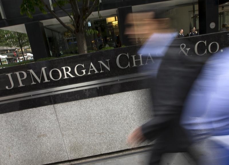 © Reuters. People pass the JP Morgan Chase & Co. Corporate headquarters in the Manhattan borough of New York