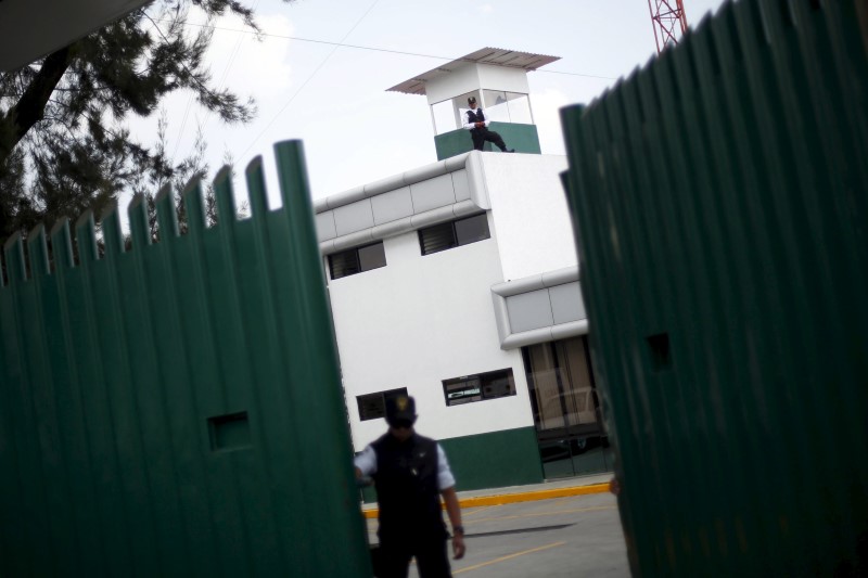 © Reuters. A police officer of Mexico's National Migration Institute (INM) keeps watch at the immigration office where Ethan Couch, the Texas teenager derided for his "affluenza" defense in a deadly drunken-driving case, is held, in Mexico City