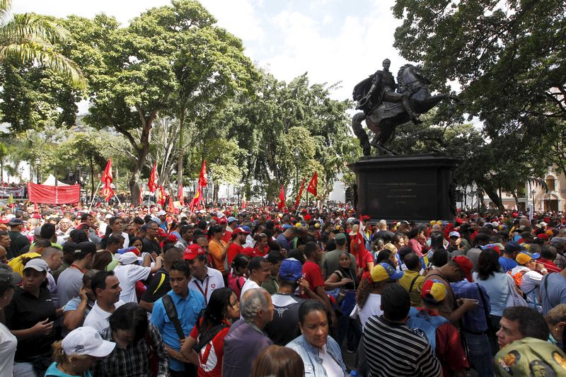 © Reuters. Partidários do governo da Venezuela reunidos na Praça Bolívar, perto da Assembleia Nacional, onde a oposição assumiu a maioria parlamentar