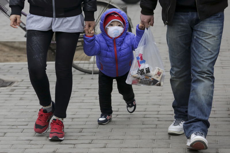 © Reuters. الصين تقول إن الأزواج لن يحتاجوا إلى موافقة لإنجاب طفلين