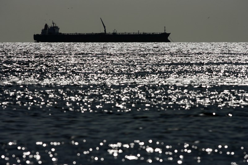 © Reuters. An oil tanker is seen on Lake Maracaibo in Venezuela's western state of Zulia
