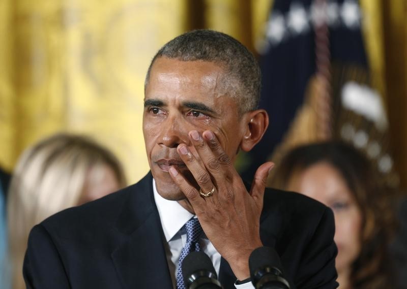 © Reuters. Obama llora y dice que EEUU debe actuar contra la violencia