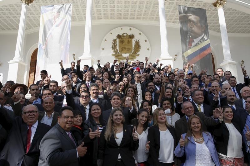 © Reuters. Oposición venezolana asume mayoría parlamentaria en acalorada sesión