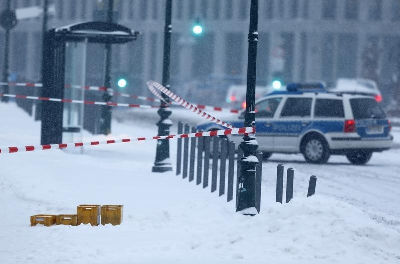 © Reuters. Acordonada la oficina de Merkel por un paquete sospechoso