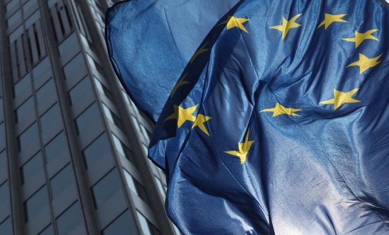 © Reuters. The flag of Europe is pictured in front of the ECB headquarters in Frankfurt