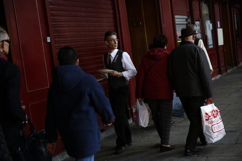 © Reuters. Sector servicios español se expandió antes de las elecciones de diciembre