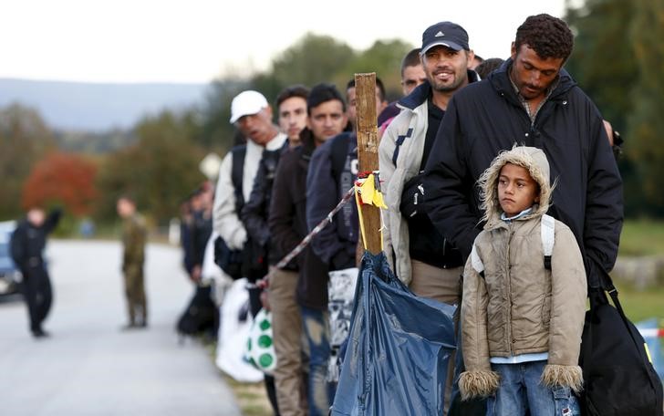 © Reuters. Migrants wait at meadow near Breitenberg