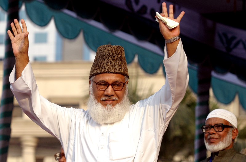 © Reuters. Nizami chief of the Jamaat-e-Islami waves to his supporters during a rally in Dhaka