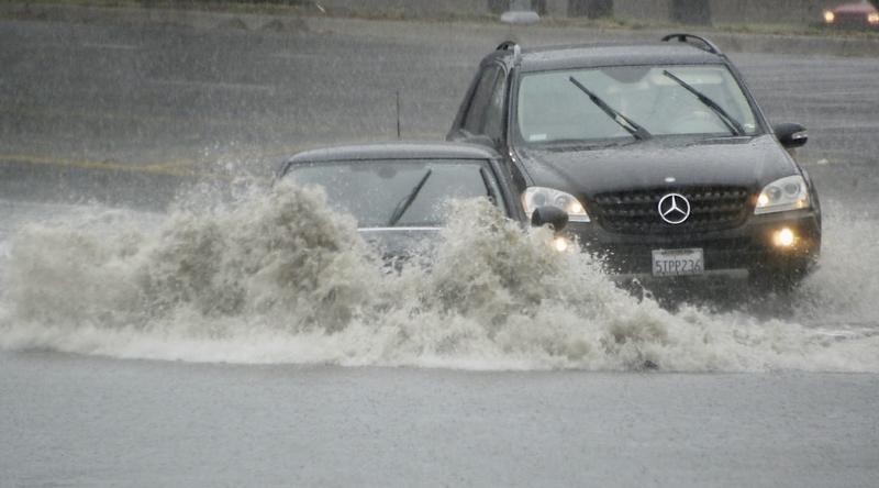 © Reuters. العواصف تشتد بكاليفورنيا بسبب النينيو مع هطول أمطار وحدوث فيضانات