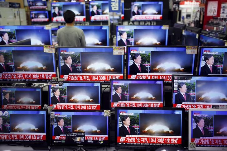 © Reuters. Televisores exibem reportagem sobre teste nuclear da Coreia do Norte em loja de Seul