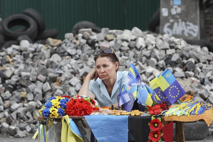 © Reuters. Торгующая сувенирами женщина на Площади Независимости в Киеве 