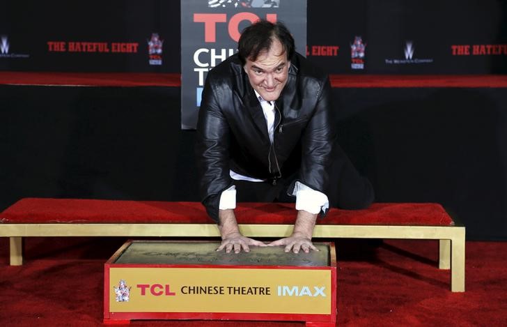 © Reuters. Diretor Quentin Tarantino deixa marca das mãos no cimento do Teatro Chinês, em Hollywood