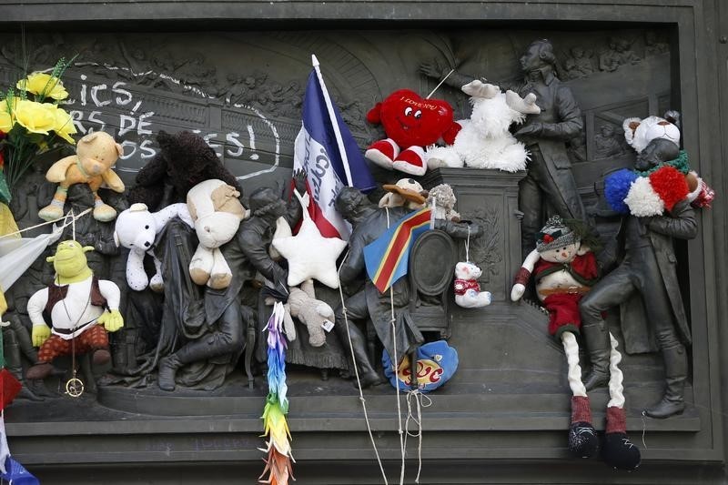 © Reuters. Un año después del "Je suis Charlie", una Francia dividida busca la cohesión 