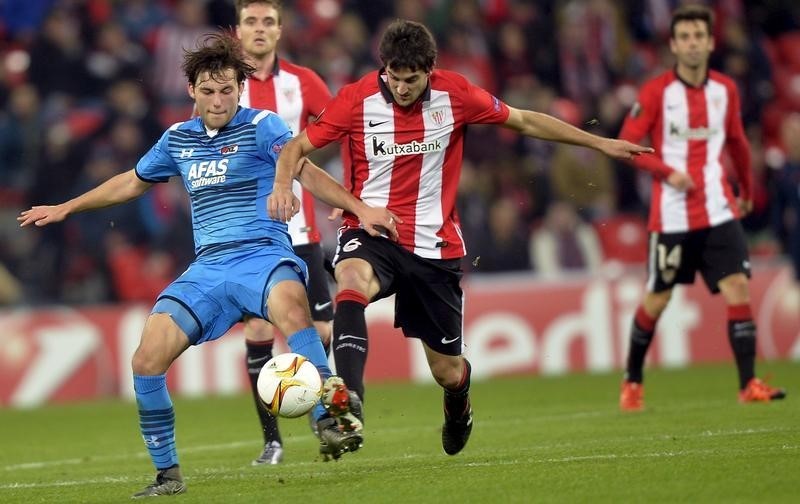 © Reuters. El Athletic remonta y gana el partido de ida de Copa contra el Villarreal