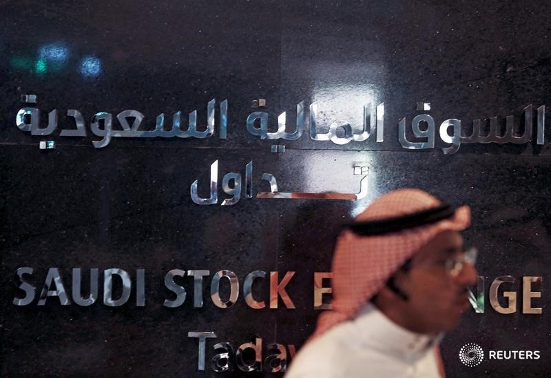 © Reuters. بورصة السعودية تتراجع مع انخفاض النفط وسوق مصر تلحق بالهبوط العالمي