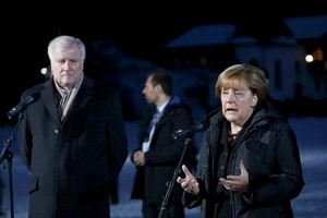 © Reuters. German Chancellor Merkel and Bavarian state premier and leader of CSU Seehofer make statement CSU Epiphany meeting in Wildbad Kreuth