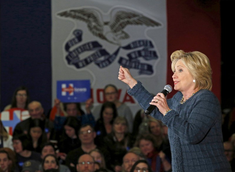 © Reuters. U.S. Democratic presidential candidate Hillary Clinton speaks at a campaign event in Council Bluffs