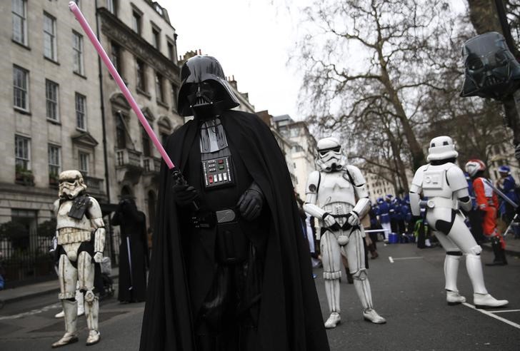 © Reuters. Participantes fantasiados de personagens da série de filmes "Star Wars" durante desfile de Ano Novo em Londres